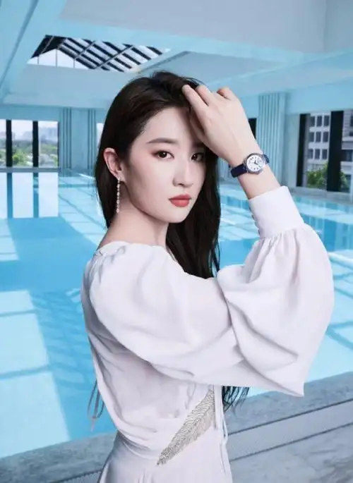 刘亦菲深v长裙大秀锁骨眼神魅惑张力十足