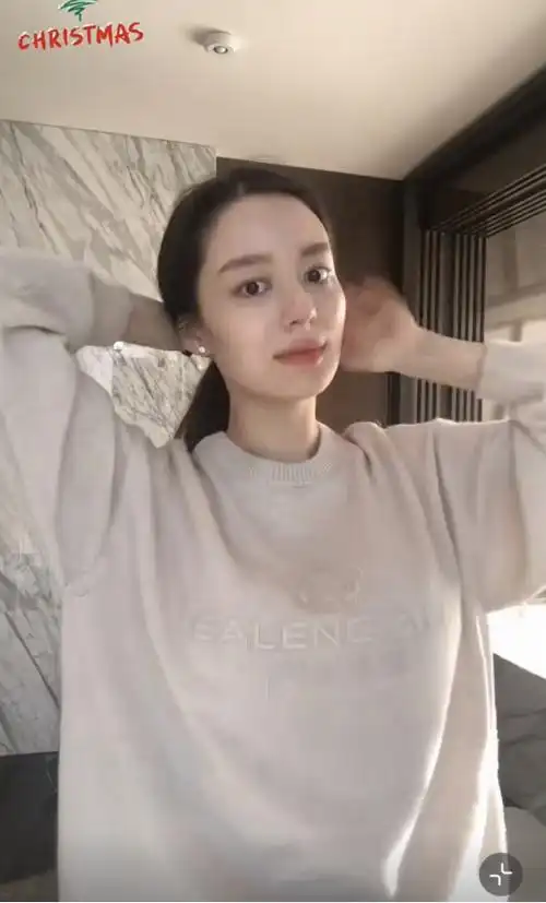 吉娜素颜怀孕后皮肤更好了,素颜直面镜头,仍然有种仙女感