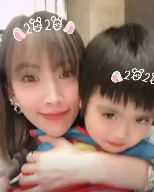 节目组获kimi许可晒正脸,小家伙整容般长大,肉嘟嘟的,超像迷你林志颖