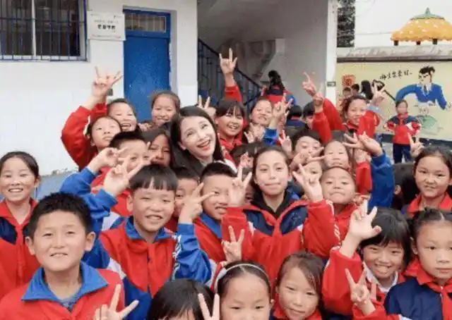 她与赵薇是同班同学和韩红一样做公益因5个冻死的孩子而退圈