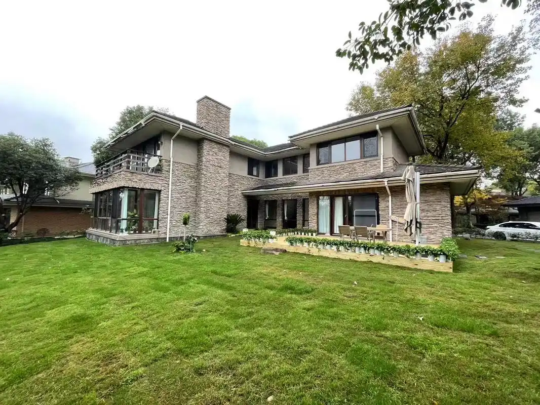 西湖别墅西湖高尔夫庄园别墅,面积432平方,花园2300平方,五个套房