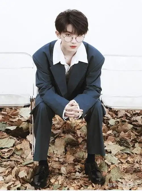 谁有马嘉祺戴眼镜的照片,想要收集?