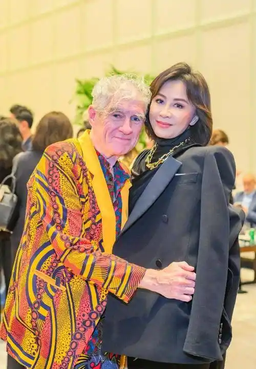 56岁刘嘉玲气场全开,黑色高开叉长裙搭超大金色链子,状态好到爆_活动