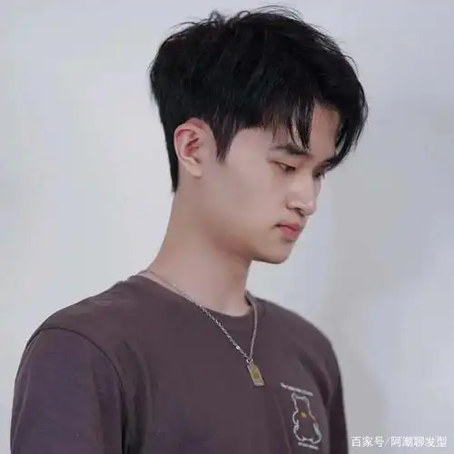 喜欢刘海发型又不怎么会打理的男生值得去尝试,两边的头发渐层铲出