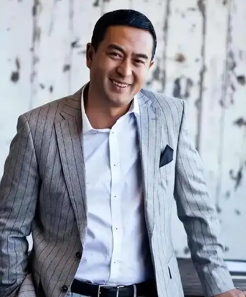 张嘉译最新照片曝光头发斑白弓腰驼背病痛让他须倚人搀扶