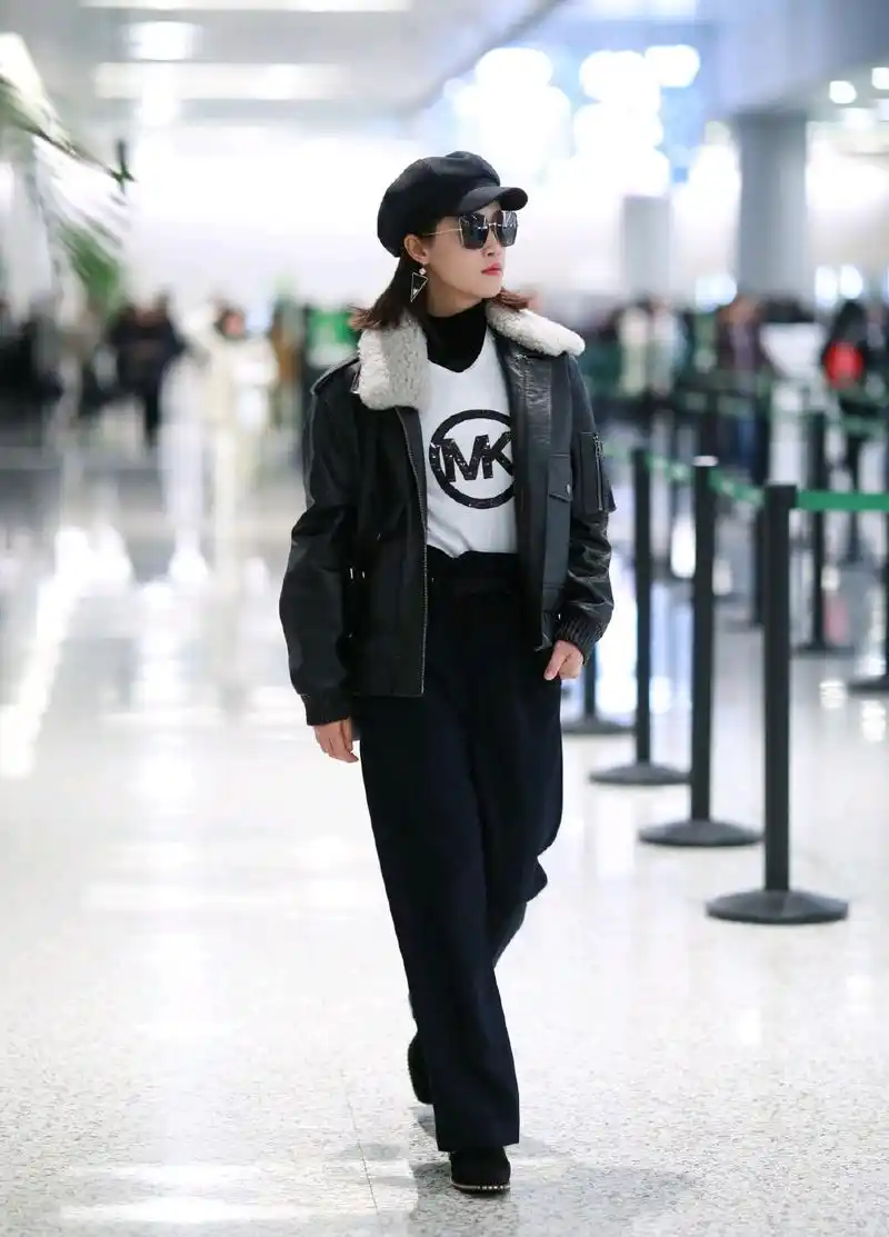 蓝盈莹的穿搭很有技巧毛领黑色皮衣搭配黑色高腰裤时尚又帅气