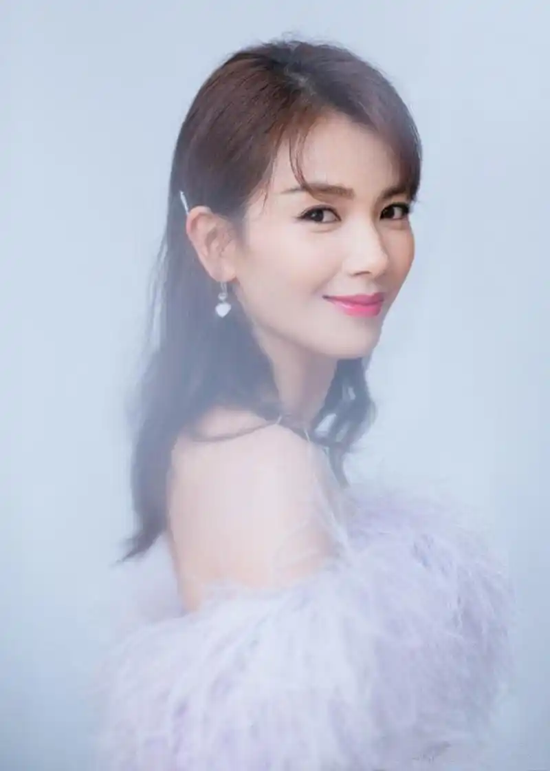 刘涛穿香芋紫羽毛裙上舞台,41岁瞬间变成21岁