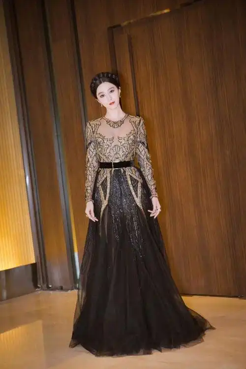 范冰冰复出后太敢穿!大尺度真空穿"透视裙",好身材太劲爆