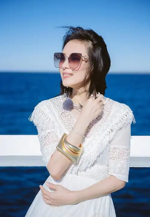 章子怡海边街拍 一袭白色连衣裙,优雅靓丽,气质绝佳