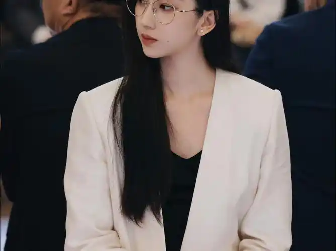 "谁能拒绝女明星穿西装,戴金丝眼镜呢!