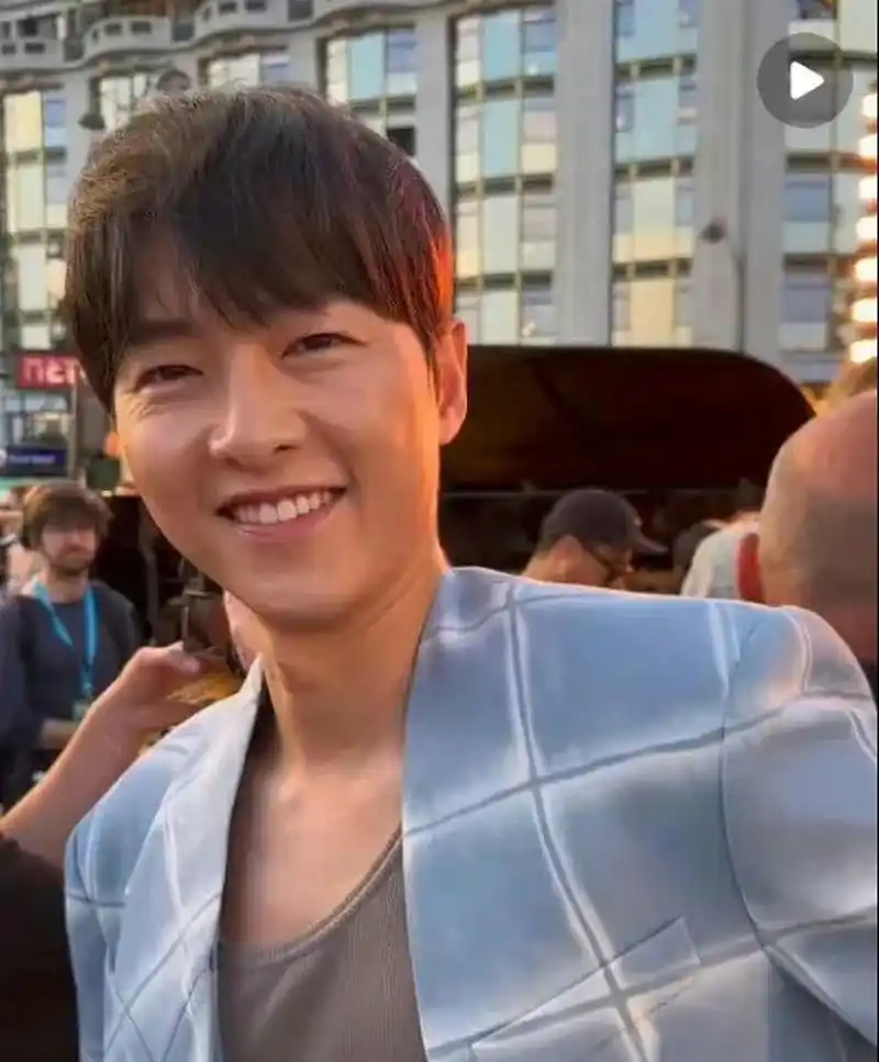 来看看宋仲基lv大秀生图状态,你们觉得他做了父亲和丈夫后,有没有好好