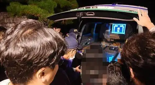 崔雪莉遗体运送现场,大批记者围堵抓拍