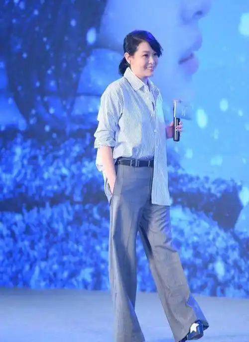 原创刘若英中性风好潇洒两件衬衫叠穿配格纹裤过50岁也是时尚达人