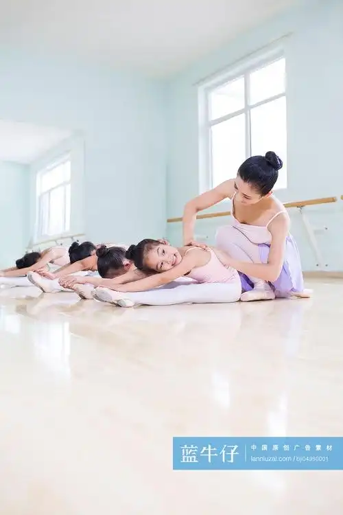 年轻舞蹈老师教小女孩们跳芭蕾