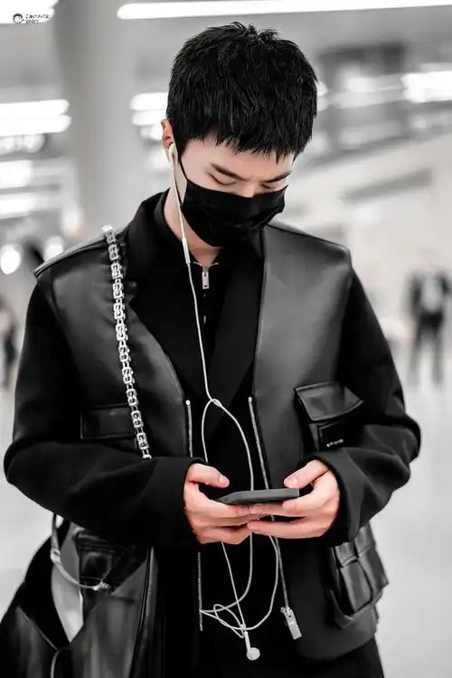 范丞丞可以说是机场穿搭里最有个人特色的一位了.