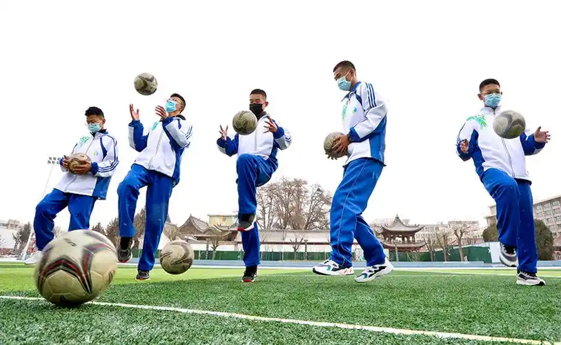 张掖二中的同学们在体育课上进行足球训练
