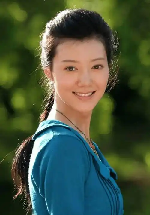 演这部剧的时候车晓才26岁,剧宣时车晓也是长发飘飘很素雅的模样,气质