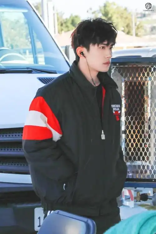 易烊千玺牛仔叠穿