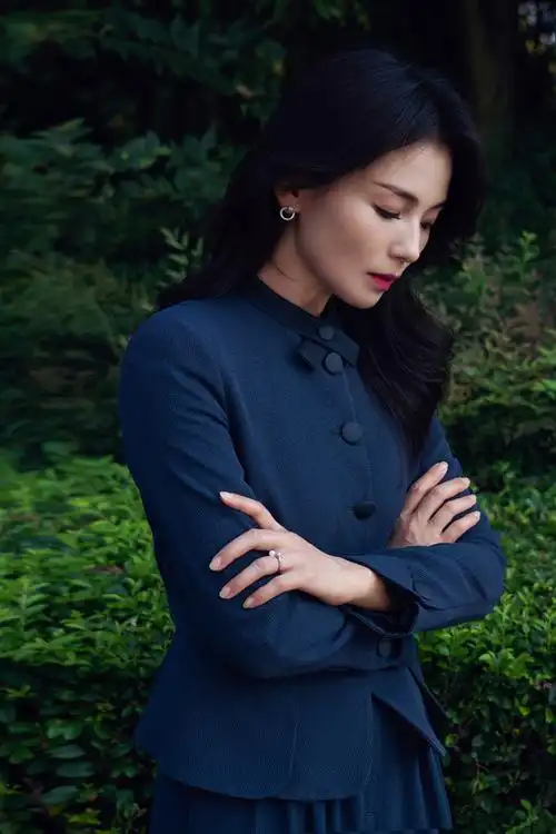 刘涛拍摄静谧深海蓝造型写真 示范秋日通勤穿搭_高清图集_新浪网