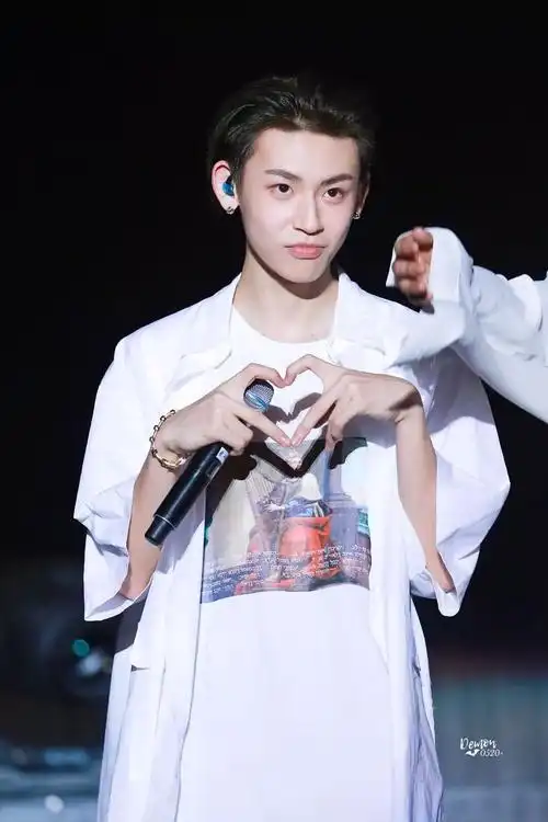 【王琳凯给你们比心啦】致力于从人群中挖.