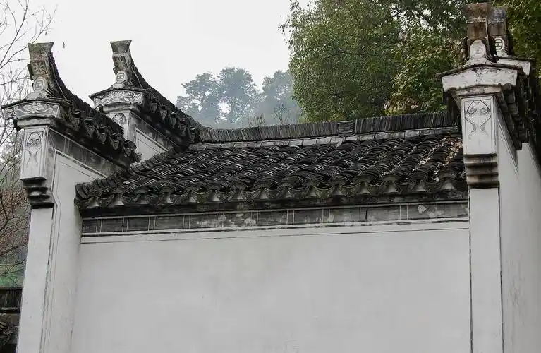 青瓦黛墙,简单而细腻的结构彰显出典型的徽派艺术风格.