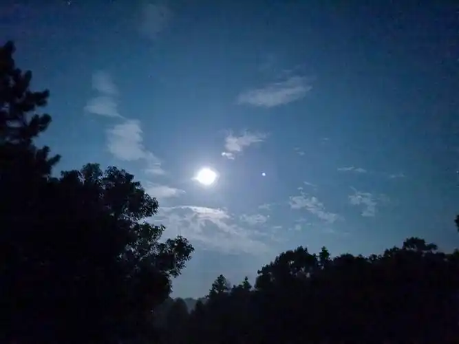 乡村里夜晚的月亮宁静而安祥