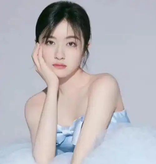 李兰迪晒公主裙夏日写真 天真烂漫仙气飘飘