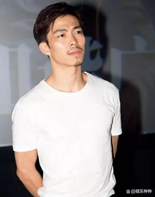 他的魅力在一些微小的举止和坚定自信的眼神中得以展现,让人不禁赞叹