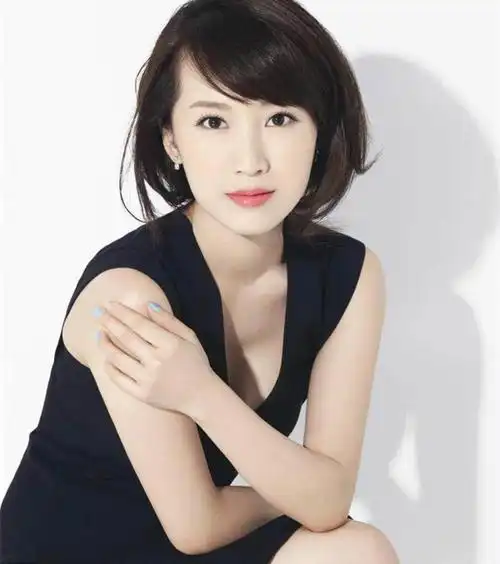 豪门太太李念近照,牛仔裤出行勒出好身材,网友:看出形状了