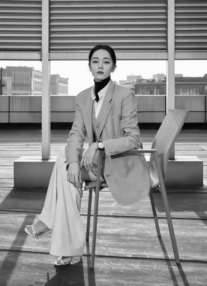 迪丽热巴a爆了!精英范儿素色西装造型,简直又美又飒