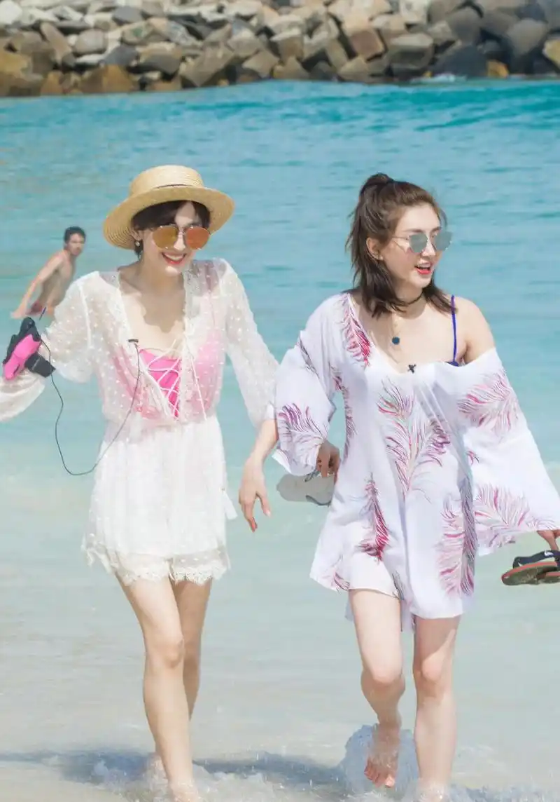 古力娜扎和江疏影同框,虽然都是美女,但是古力娜扎身高上略占优势,腿