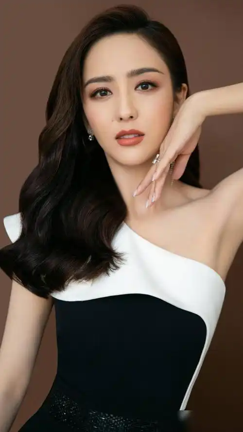 演员佟丽娅,美丽大方,优雅端庄,既是演员又是舞者,来看美照|天涯赤子