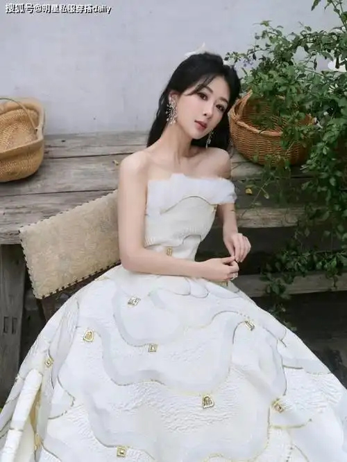 杨紫两套高定行头20万金色蝴蝶闪闪发光白色蓬蓬裙宛若公主