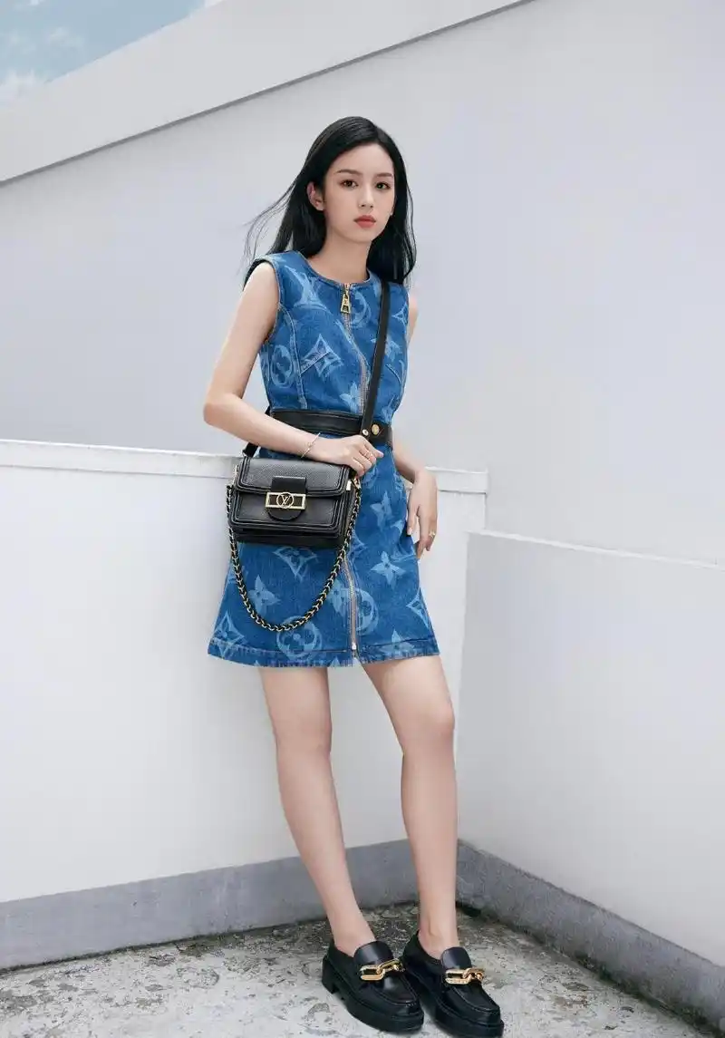 周也年龄小但是气质却高级无袖白裙穿得优雅大方身材好娇小