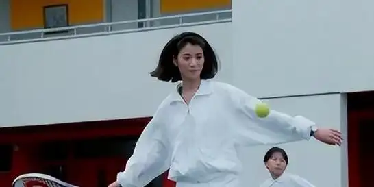 而袁咏仪最经典的造型就是打网球了,迎面走过的她可谓是英姿飒爽,茂密