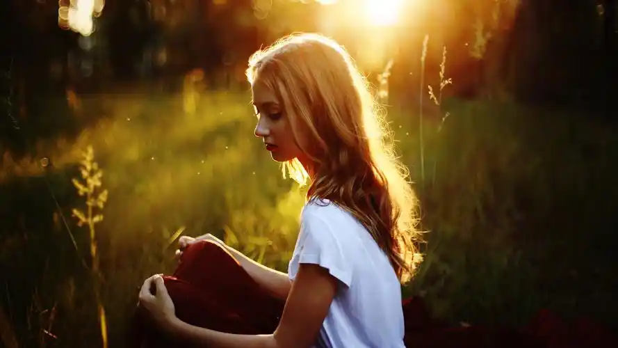 女孩心情夏日光影,唯美意境桌面壁纸免费下载