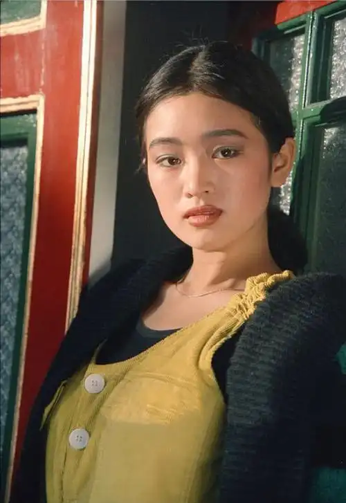 年轻时的巩俐是知名导演张艺谋的白月光,精致的五官化着淡妆清纯可人