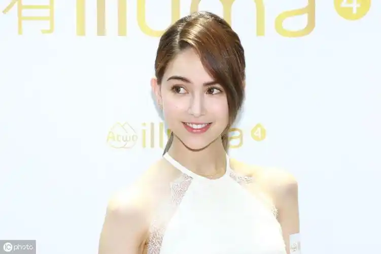 后来经过朋友介绍,这个朋友大概是昆凌口中的宇豪和dàn头的介绍,昆凌