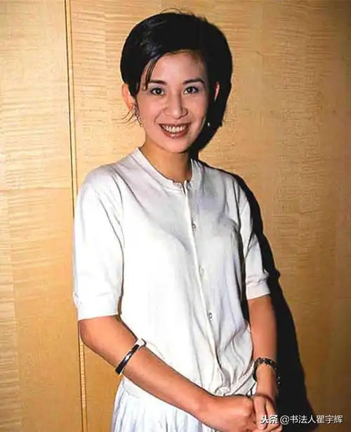 她是搞笑女王身价昂贵的电视节目主持人吴君如的12张老照片欣赏