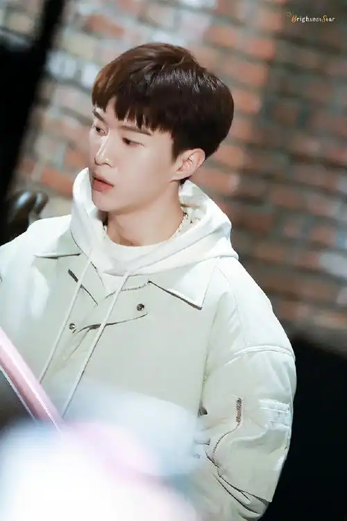 范丞丞剧组日常四宫格##范丞丞绿色卫衣素颜随拍