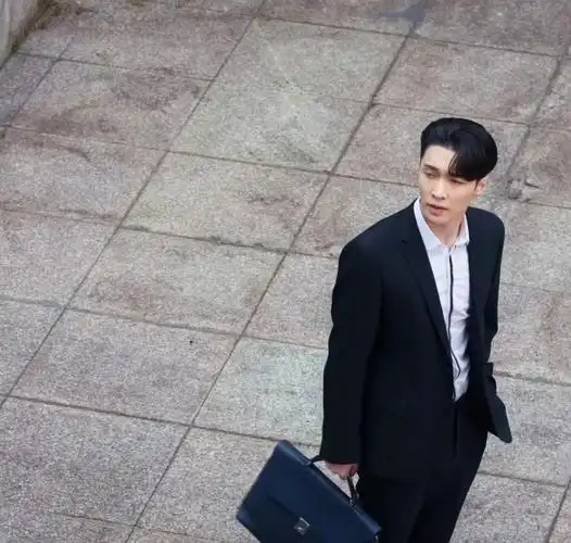 演员张艺兴valextra公文包新剧相逢时节