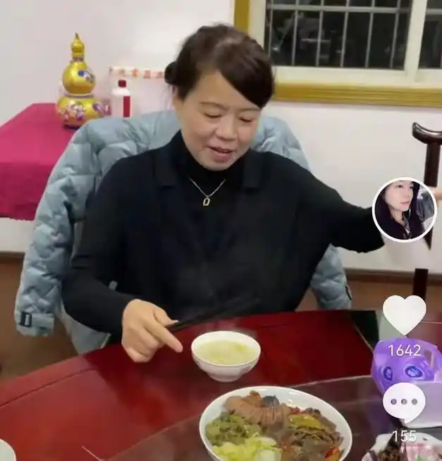 许敏晚上加班到9点姚爸给她熬好养生粥让赴宴的朋友羡慕不已