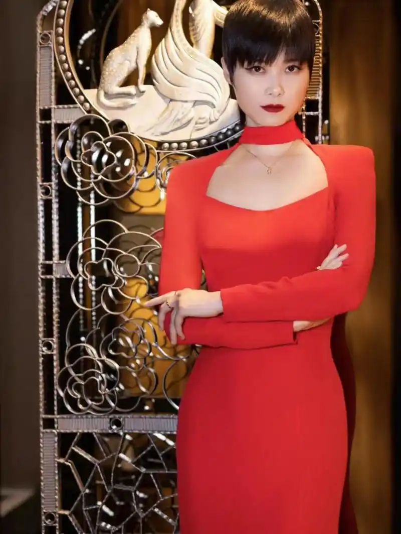 李宇春的春晚造型很有女人味,红色鱼尾裙 项链,优雅好看显身材