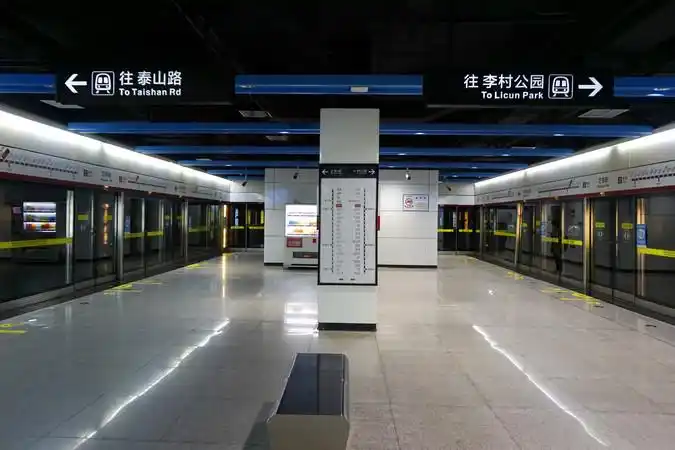 青岛地铁芝泉路站站台内景