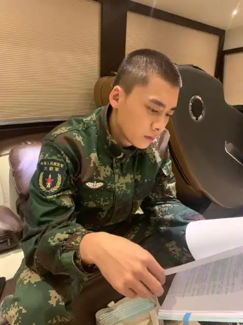 李易峰穿军装专注读剧本 寸头出镜被侃早能捕拙