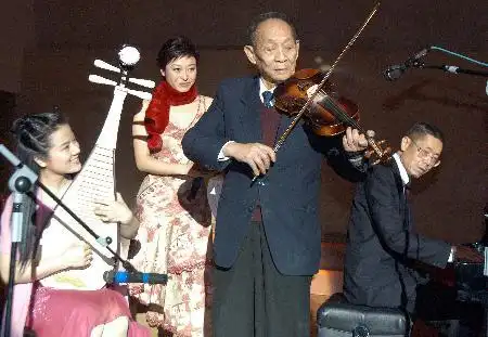 中国工程院院士袁隆平(右2)执小提琴与钢琴演奏家刘诗昆(右1)联袂演奏