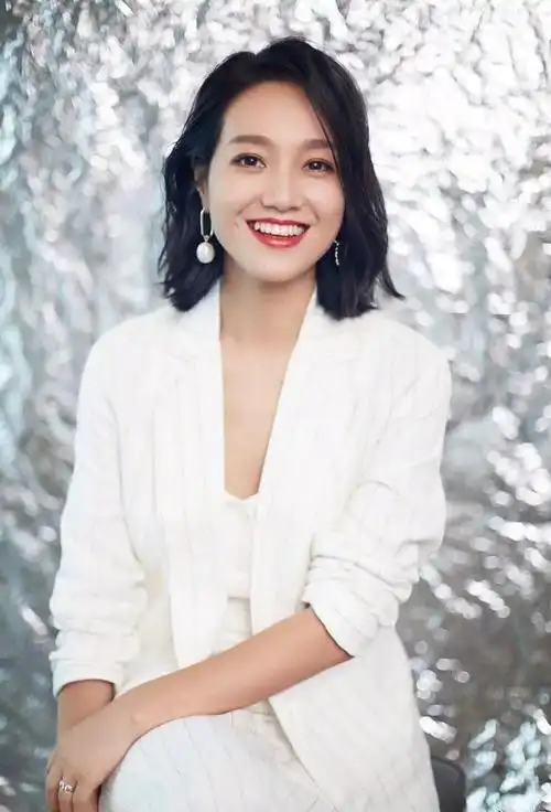 朱丹还搭配了一款微卷短发披在肩头,其实,短发是非常显气质的.