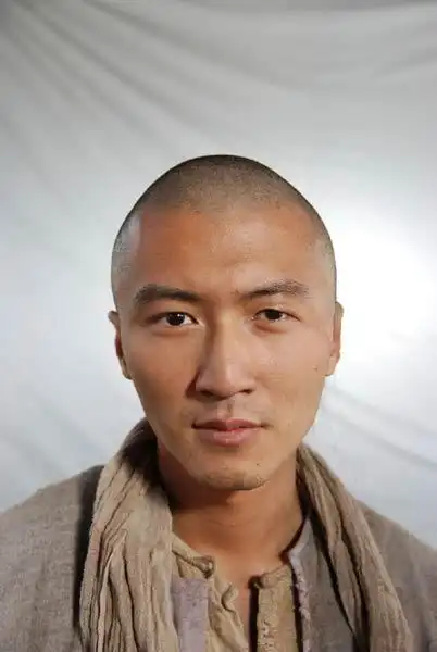 谢霆锋十月围城造型曝光为角色不惜剃光头