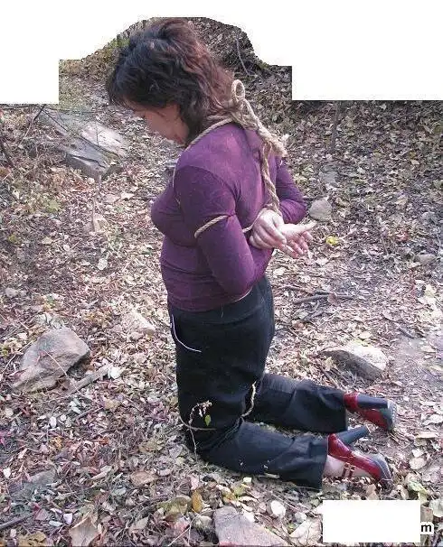 转发请问她是什么人跪着干什么啊?