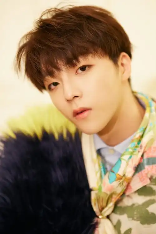 吐舌俏皮少年农农释放活力节拍 小室更新12月行程图造型十八宫格